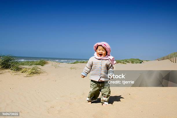 Rapariga Na Praia - Fotografias de stock e mais imagens de Ao Ar Livre - Ao Ar Livre, Areia, Asiático e indiano