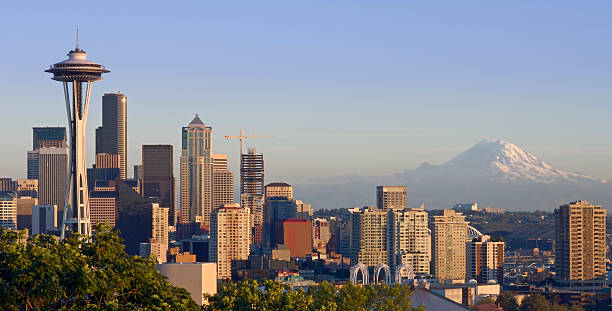 シアトルと山 - seattle skyline mt rainier space needle ストックフォトと画像