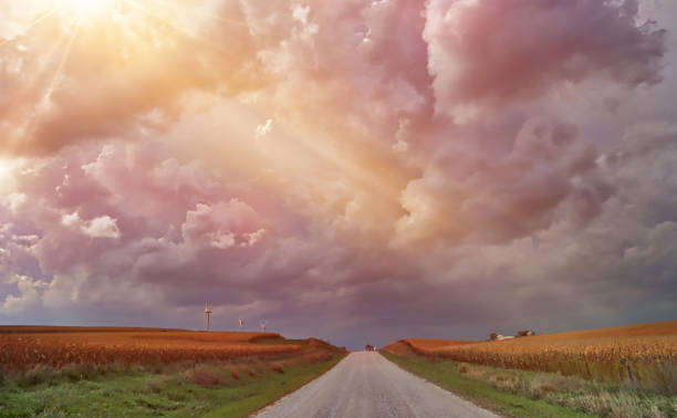 nuvole di tempesta che passano sopra la fattoria del nebraska - storm wheat storm cloud rain foto e immagini stock