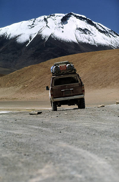 bienvenidos la bolivia - dirt road road desert road gravel foto e immagini stock