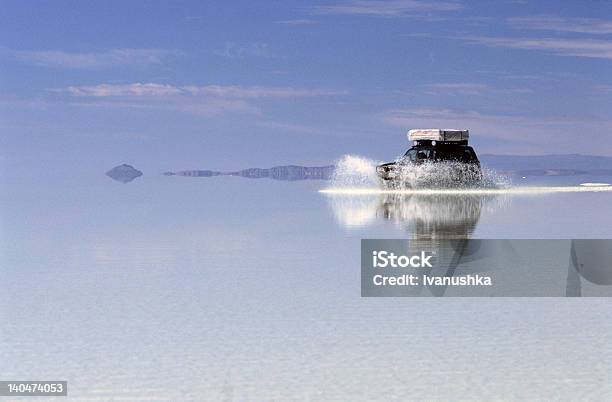 Sport Utility Vehicle Guida Attraverso Il Lago Salato In Bolivia - Fotografie stock e altre immagini di Lago salato