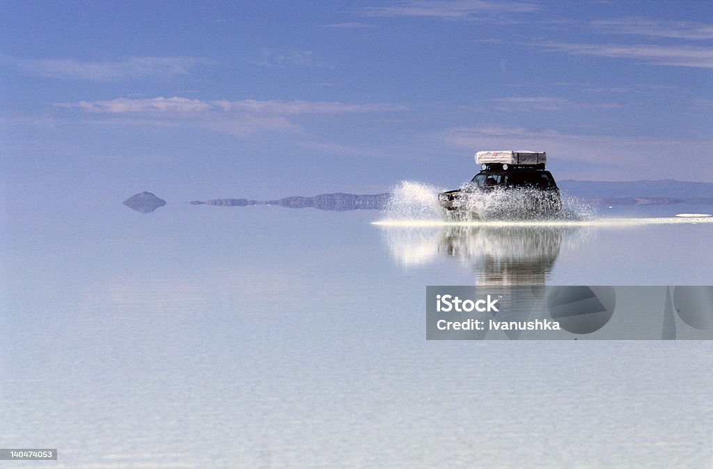 Veículo utilitário esportivo dirigindo através de Salt Lake na Bolívia - Foto de stock de Lago Salgado royalty-free