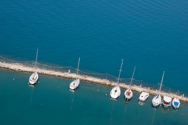 barcos de vela - scenics multi colored greece blue fotografías e imágenes de stock