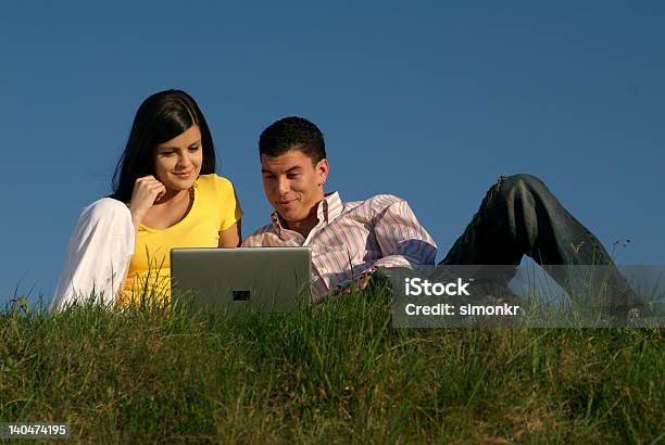 Pareja Con Ordenador Portátil En La Naturaleza Foto de stock y más banco de imágenes de Adolescente - Adolescente, Adulto, Adulto joven