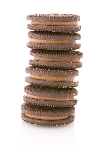Torre de chocolate, biscoitos e creme, Isolado no branco - foto de acervo