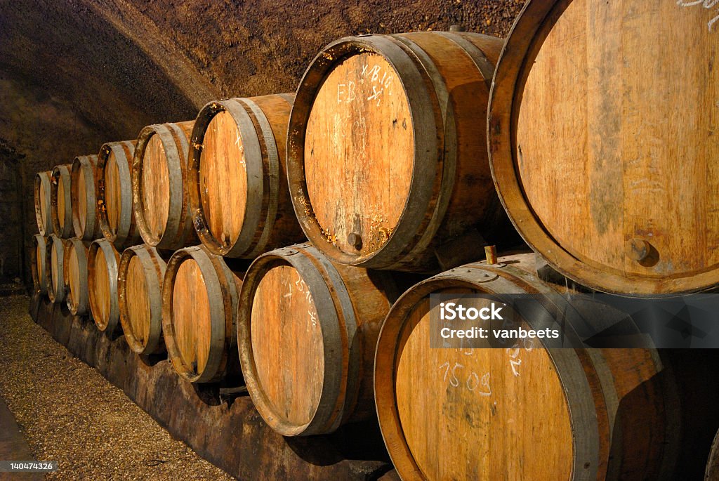 Holz Weinkeller mit Fässern - Lizenzfrei Höhle Stock-Foto