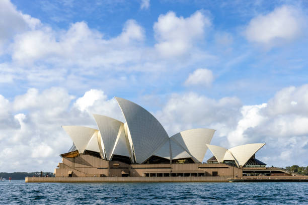 opéra de sydney par temps ensoleillé, arrière-plan avec espace de copie - opera house sydney australia australia bay photos et images de collection