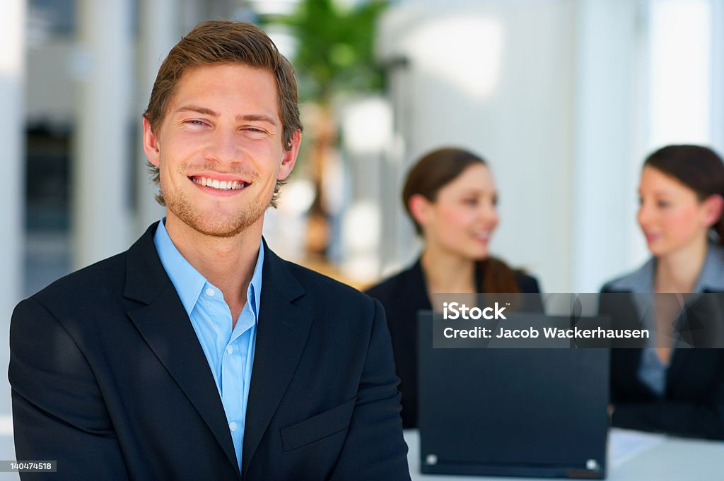 Uomo d'affari sorridenti - Foto stock royalty-free di Abbigliamento da lavoro