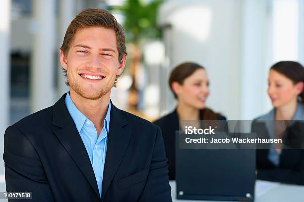 Uomo Daffari Sorridenti - Fotografie stock e altre immagini di Abbigliamento da lavoro - Abbigliamento da lavoro, Abbigliamento da lavoro formale, Abbigliamento elegante