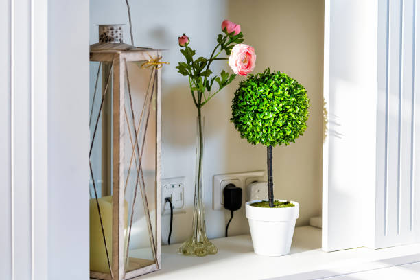 decoração de interiores da casa moderna com decoração de prateleira de vaso de vaso verde e rosas de flores em close-up de vaso - 16197 - fotografias e filmes do acervo