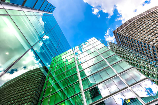 лондон, великобритания смотрит на голубое небо городской пейзаж горизонт экстерьер офисн�ых зданий финансового банка в центре города в вик� - 16241 стоковые фото и изображения