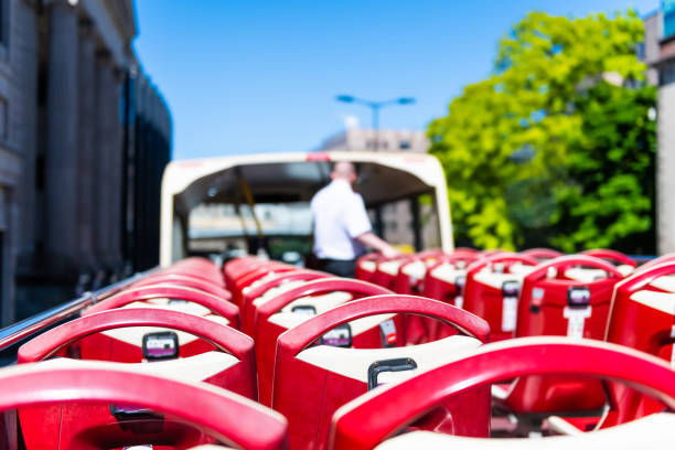 londyn, wielka brytania otwarty dach czerwonego piętrowego autobusu turystycznego z przewodnikiem jeżdżącym po ulicach i pustymi krzesłami - air bus zdjęcia i obrazy z banku zdjęć