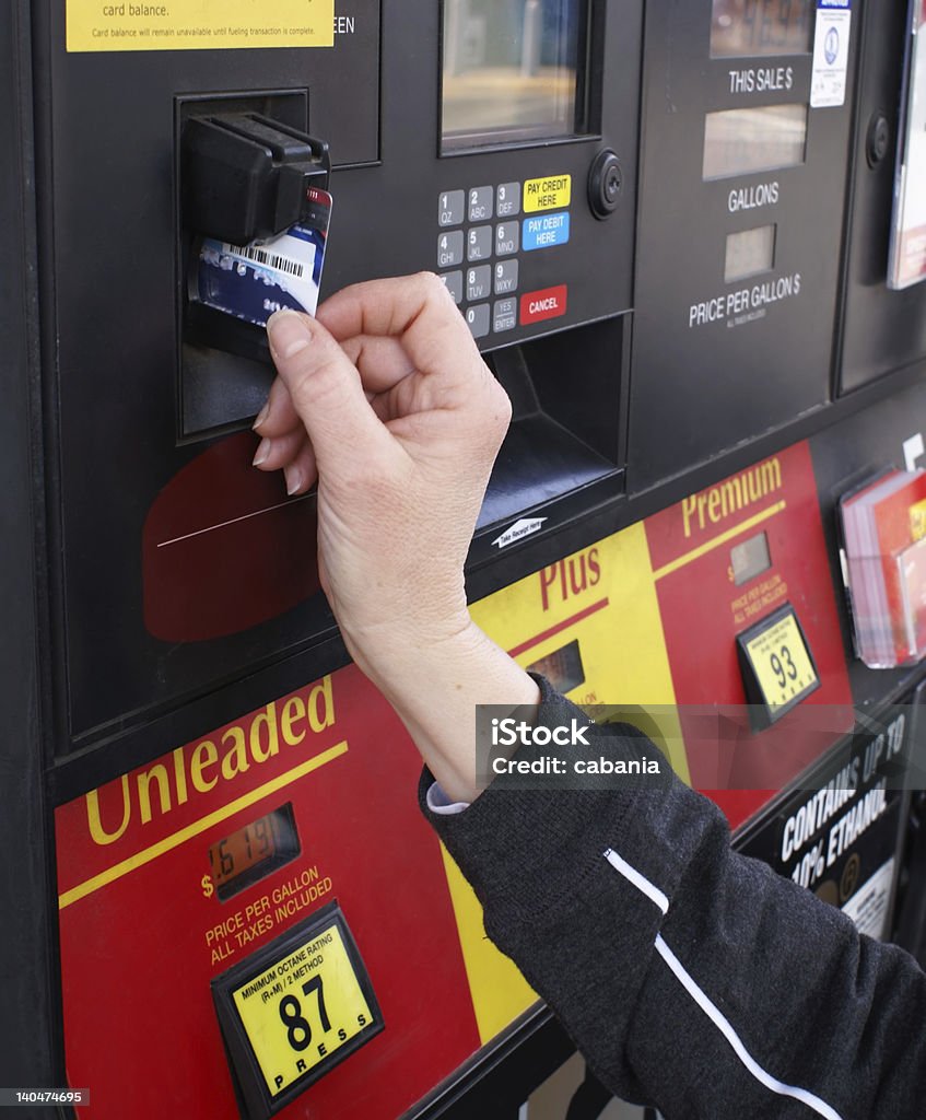 Pagare con una carta di credito di gas - Foto stock royalty-free di Distributore di benzina