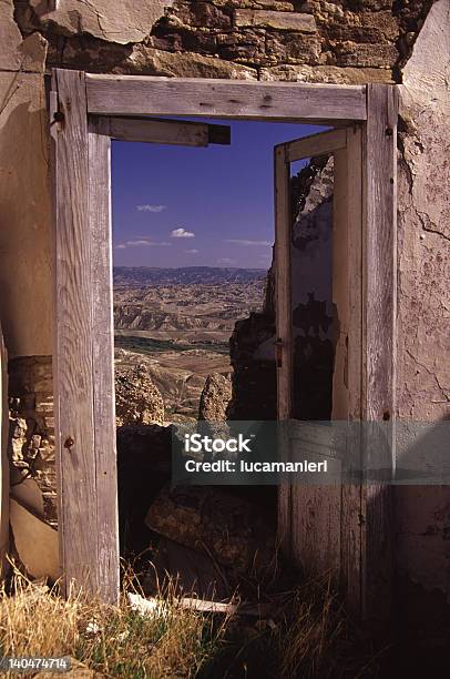 Puerta Y Paisajes Foto de stock y más banco de imágenes de Abandonado - Abandonado, Aldea, Ausencia