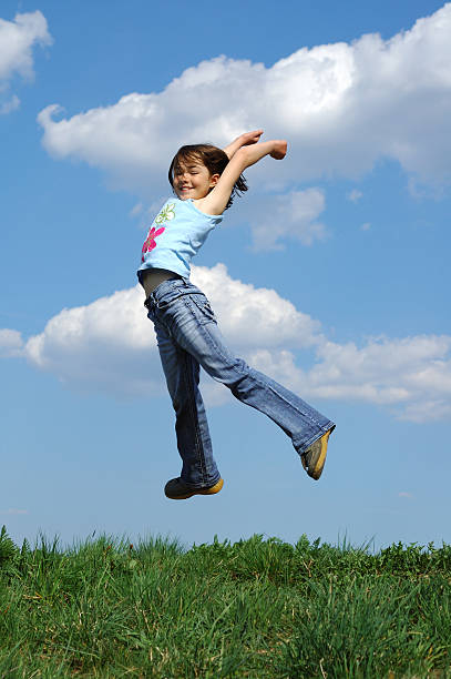 jovem menina pulando - women jumping bouncing spring - fotografias e filmes do acervo