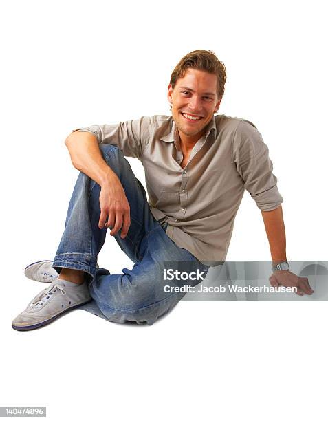 Felice Giovane Uomo Seduto E Sorridente - Fotografie stock e altre immagini di 20-24 anni - 20-24 anni, Abbigliamento casual, Abbigliamento elegante