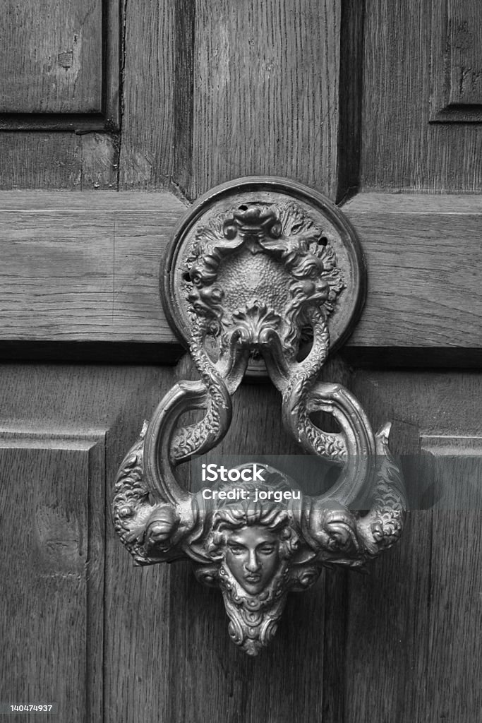 Bater na porta Dracula's - Foto de stock de Castelo Bran royalty-free