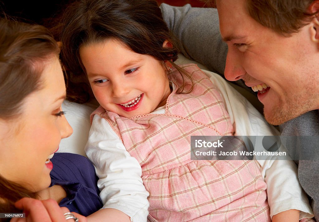 Ragazza giocando con i suoi genitori - Foto stock royalty-free di 20-24 anni