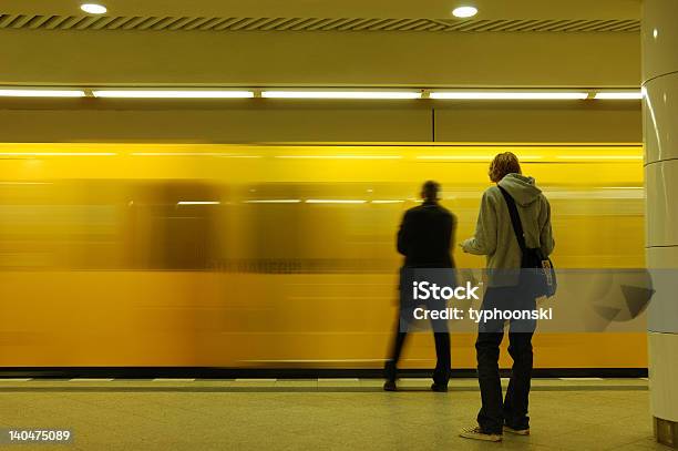 La Stazione Della Metropolitana - Fotografie stock e altre immagini di Aspettare - Aspettare, Esposizione lunga, Ambientazione interna