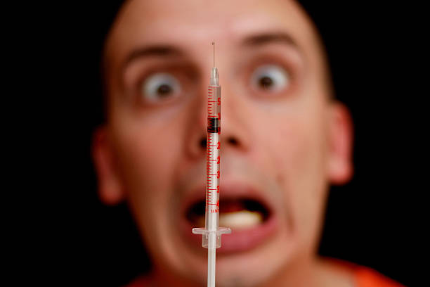 剤を恐れています。 - injecting syringe spooky male ストックフォトと画像