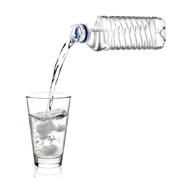 botellas de agua se vertió en un vaso - water flowing water pouring ice fotografías e imágenes de stock