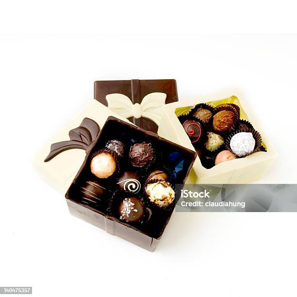 Foto de Trufas De Chocolate e mais fotos de stock de Branco - Branco, Caixa - Recipiente, Caixa de presentes