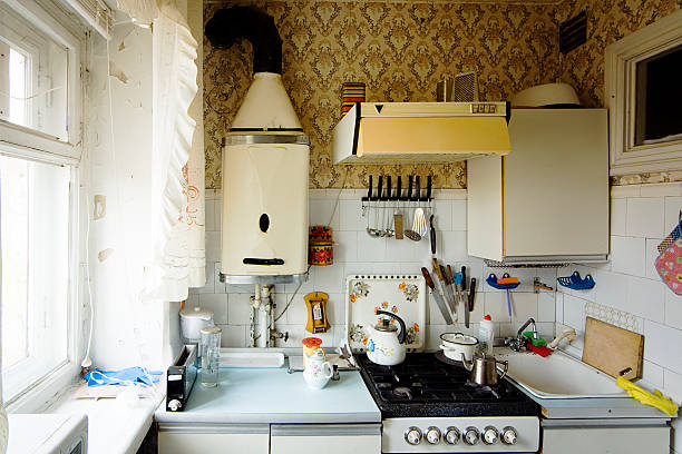 alte kleine küche - small kitchen stock-fotos und bilder