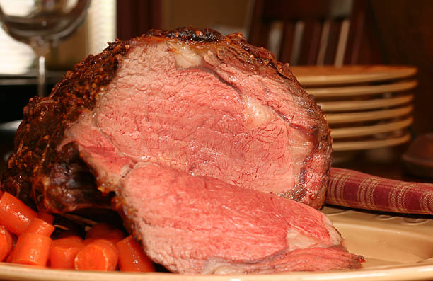 onde s'encontra a carne de bovino? - pot roast roast beef roasted beef imagens e fotografias de stock