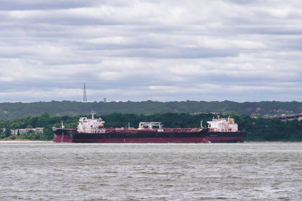 Container Ships Kiss Two ships pass each other on  their way to pick up more cargo new york life building stock pictures, royalty-free photos & images