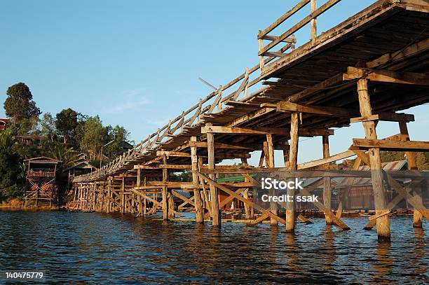 Sangklaburi Holzbrücke Stockfoto und mehr Bilder von Alt - Alt, Auf dem Wasser treiben, Brücke