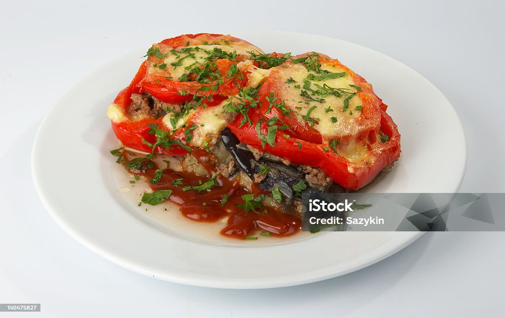 La fritto con pomodori, melanzane ripiene di carne e formaggio. - Foto stock royalty-free di Bianco