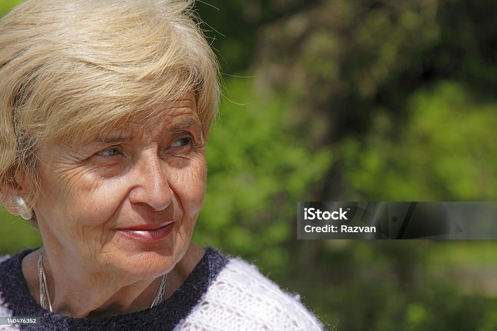 Mujer mayor expresión - Foto de stock de 60-69 años libre de derechos