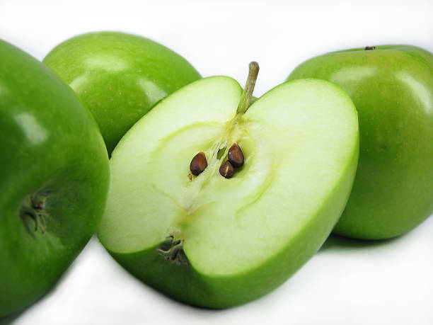 Cтоковое фото Четыре зеленые яблоки на белом фоне.