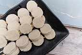 vegetarische-nudeln-zum-grillen-werden-auf-schwarze-teller-gelegt.jpg?b=1&s=170x170&k=20&c=Cn0zXPBav_JQ3fKHzchbA3ZM4s2_JAsCNL_tuO1Pvqw=