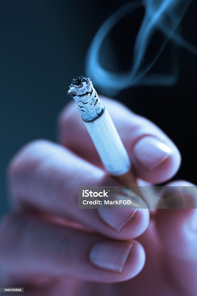 Fumatori troppo - Foto stock royalty-free di Abuso di sostanze