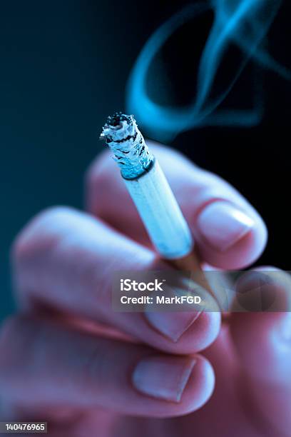Fumatori Troppo - Fotografie stock e altre immagini di Abuso di sostanze - Abuso di sostanze, Accendere (col fuoco), Adulto