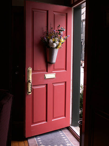 red door & цветы - front door door red red door стоковые фото и изображения