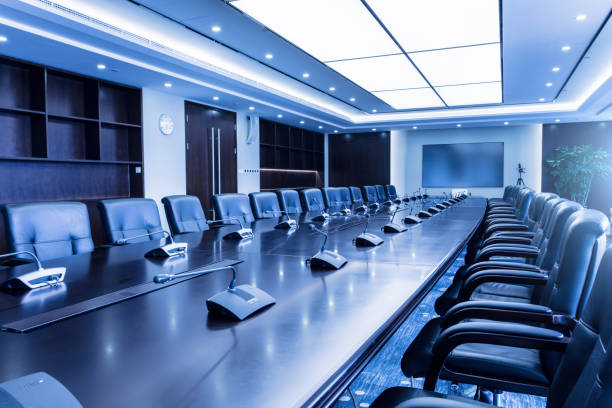 空の会議室、きれいに配置された椅子 - 株主総会 ストックフォトと画像