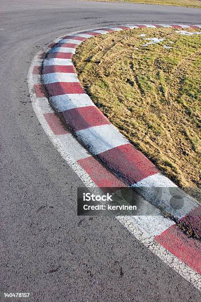 Pista De Corrida - Fotografias de stock e mais imagens de Branco - Branco, Pista de Desporto, Vermelho