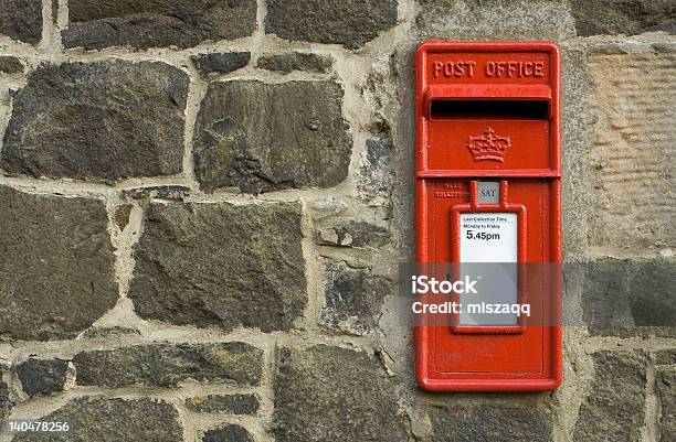 Foto de Caixa De Correio Vermelha Britânica e mais fotos de stock de Caixa Postal - Porta - Caixa Postal - Porta, Reino Unido, A Data