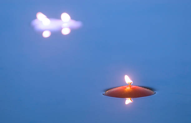 velas flotantes 2 - floating candle fotografías e imágenes de stock