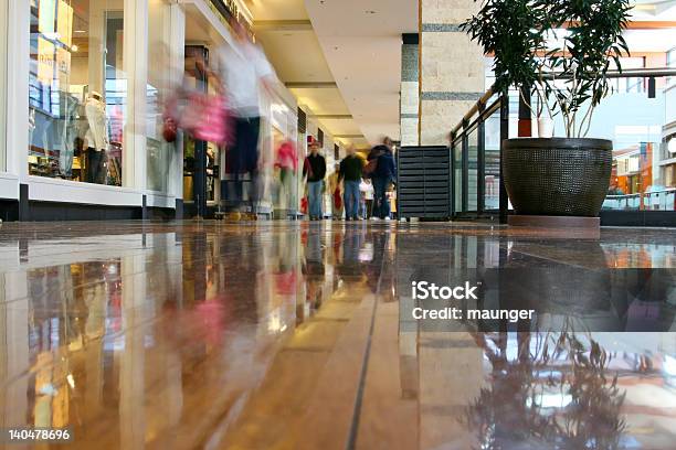 Mall Einkaufszentrum Stockfoto und mehr Bilder von Kaufhaus - Kaufhaus, Bewegung, Einkaufen