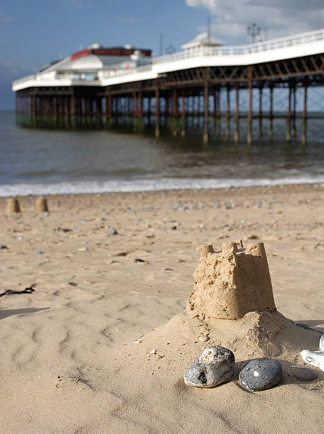 cromer pier et le sandcastle - sandcastle beach norfolk sand photos et images de collection
