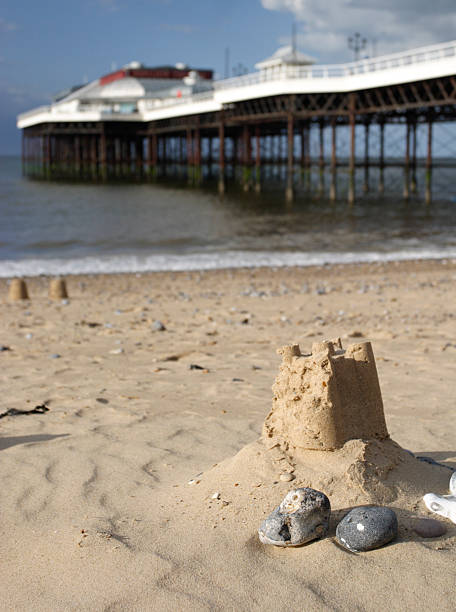 cromer 桟橋と砂の城 - sandcastle beach norfolk sand ストックフォトと画像