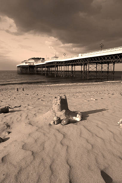 retrò castello di sabbia e cromer pier - sandcastle beach norfolk sand foto e immagini stock