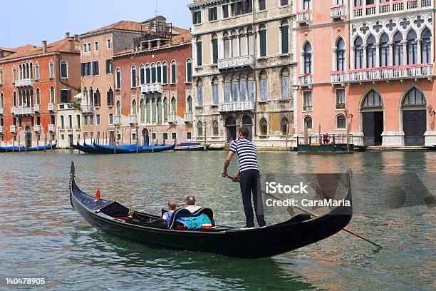 Gondolier - zdjęcia stockowe i więcej obrazów Canal Grande - Wenecja - Canal Grande - Wenecja, Dom - Budowla mieszkaniowa, Fotografika