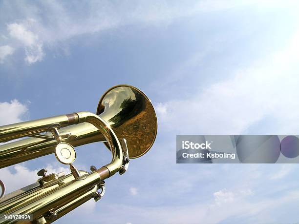 Foto de Trompete Com Luz Natural e mais fotos de stock de Sol - Sol, Trompete, Azul