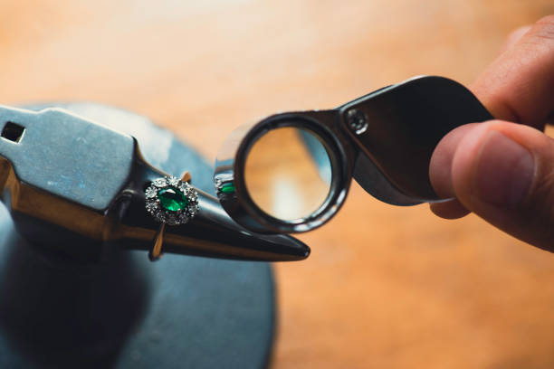 un bijoutier examine une bague en diamant - diamond jeweller jewelry examining photos et images de collection