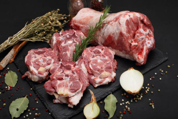 сырая баранья шея - баранина мясо стоковые фото и изображения