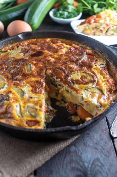 Healthy vegetarian and low carb dish with a delicious fritttat, baked in the oven and filled with delicious vegetables such as squash, bell peppers, onions, carrots. Served in a cast iron pan